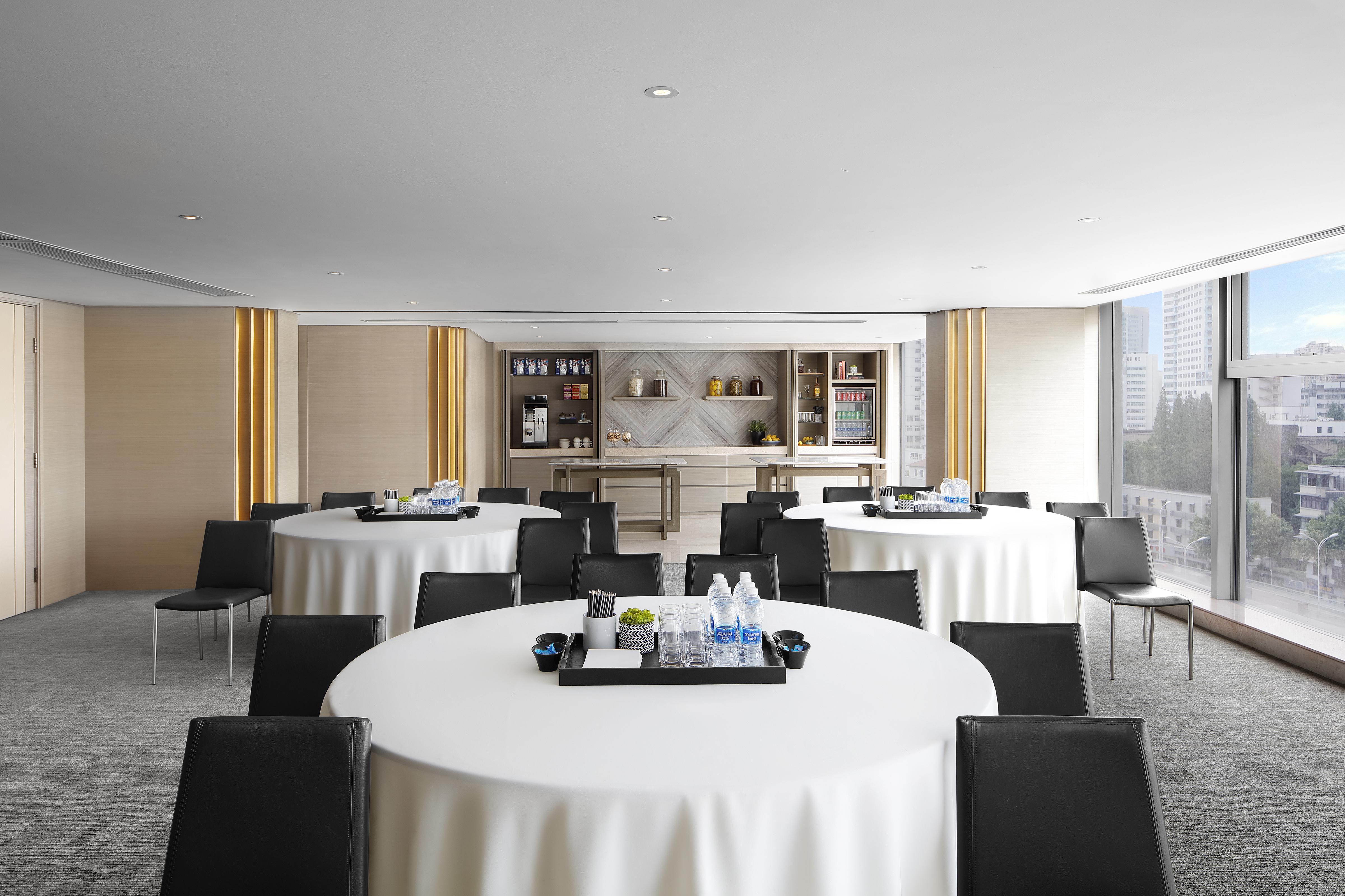 New World Wuhan Hotel Bagian luar foto