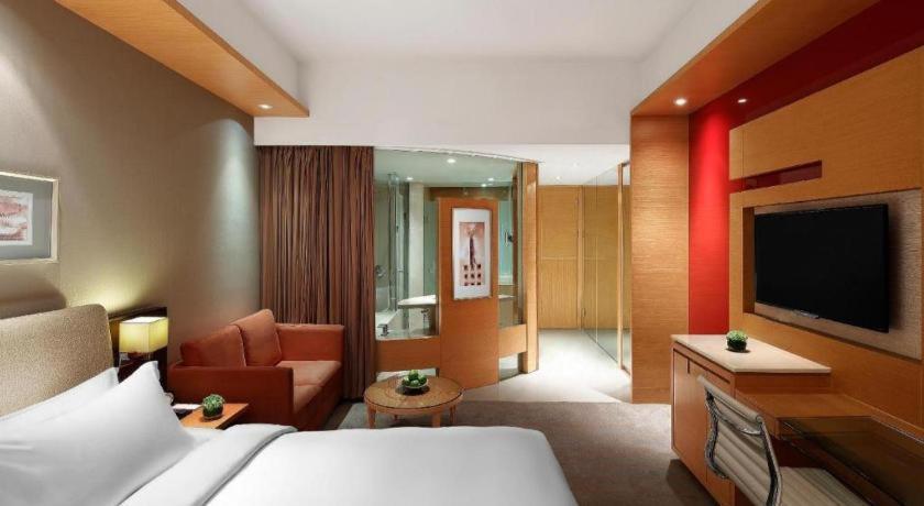 New World Wuhan Hotel Bagian luar foto