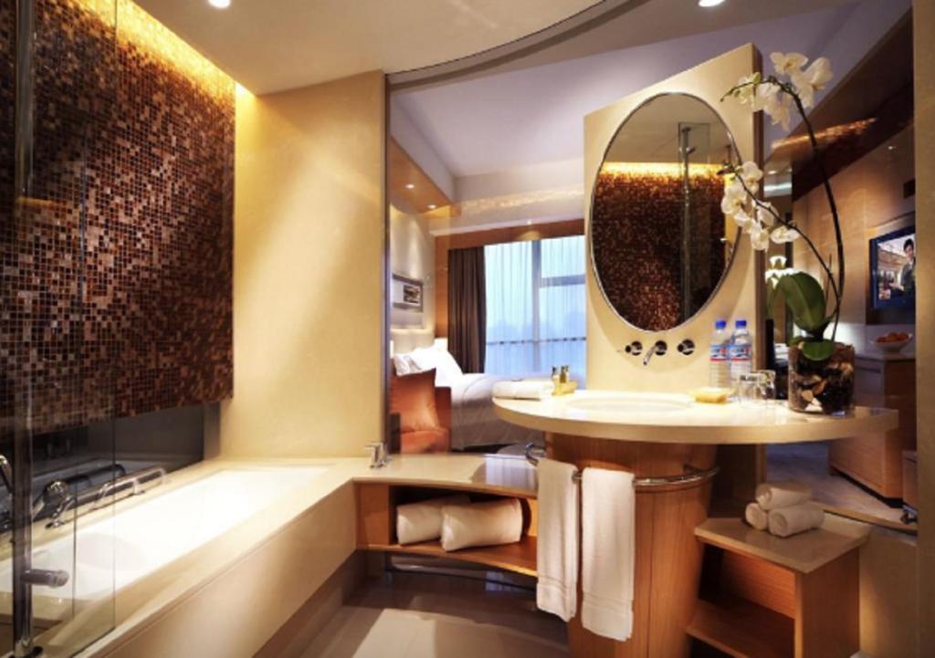 New World Wuhan Hotel Bagian luar foto