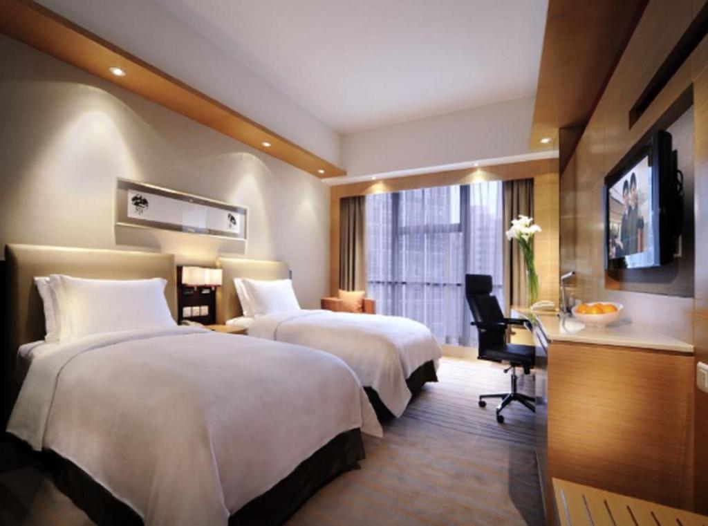 New World Wuhan Hotel Bagian luar foto