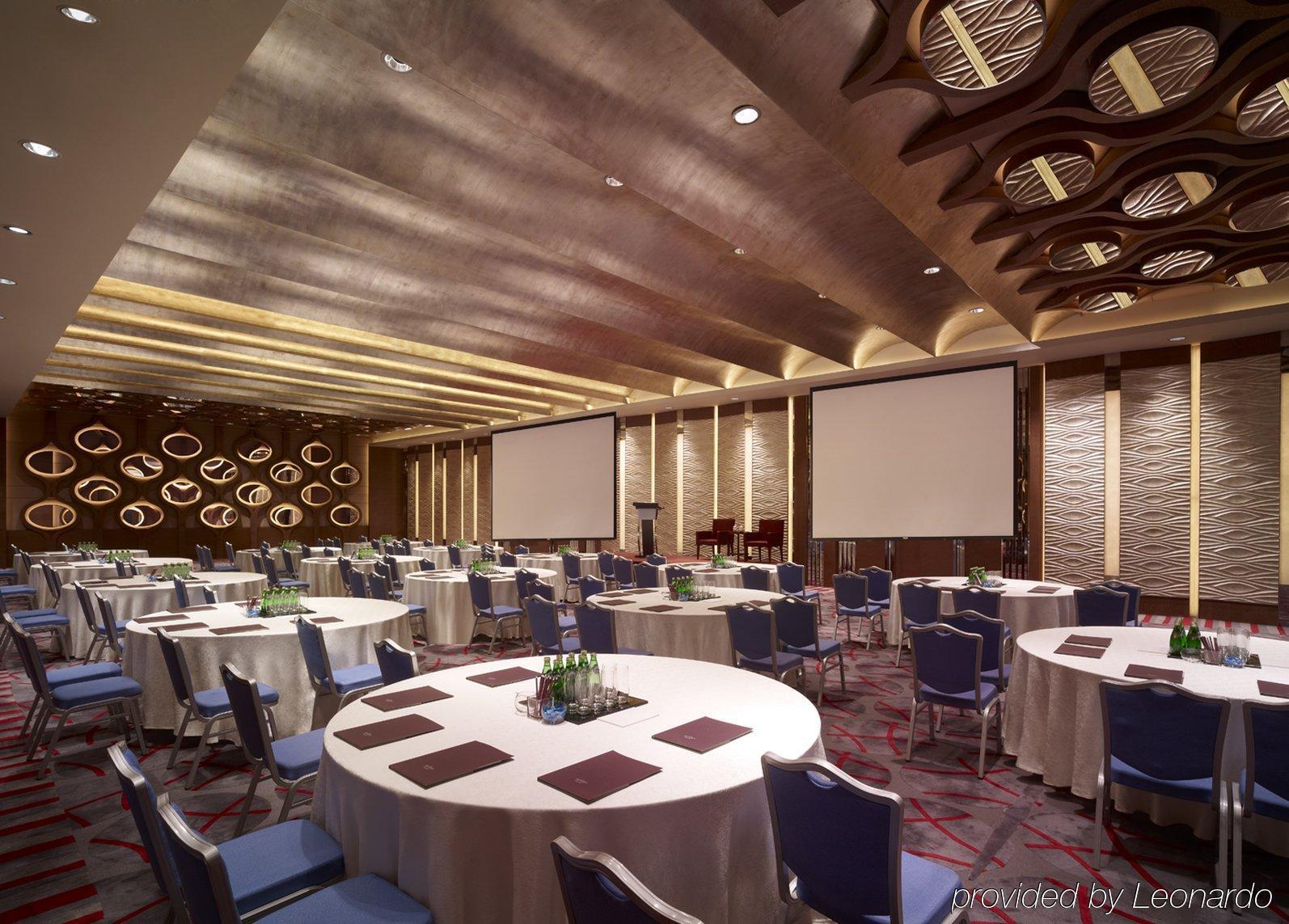New World Wuhan Hotel Bagian luar foto