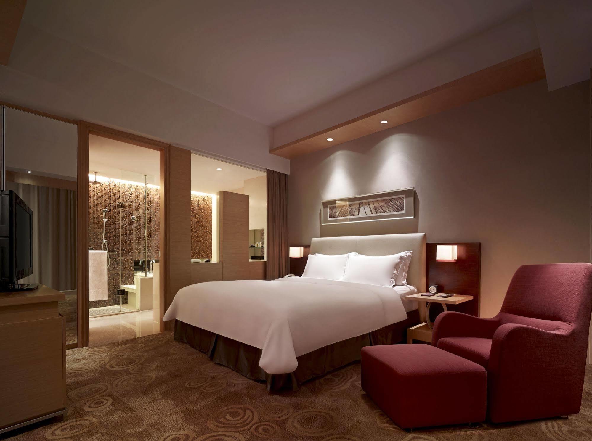 New World Wuhan Hotel Bagian luar foto
