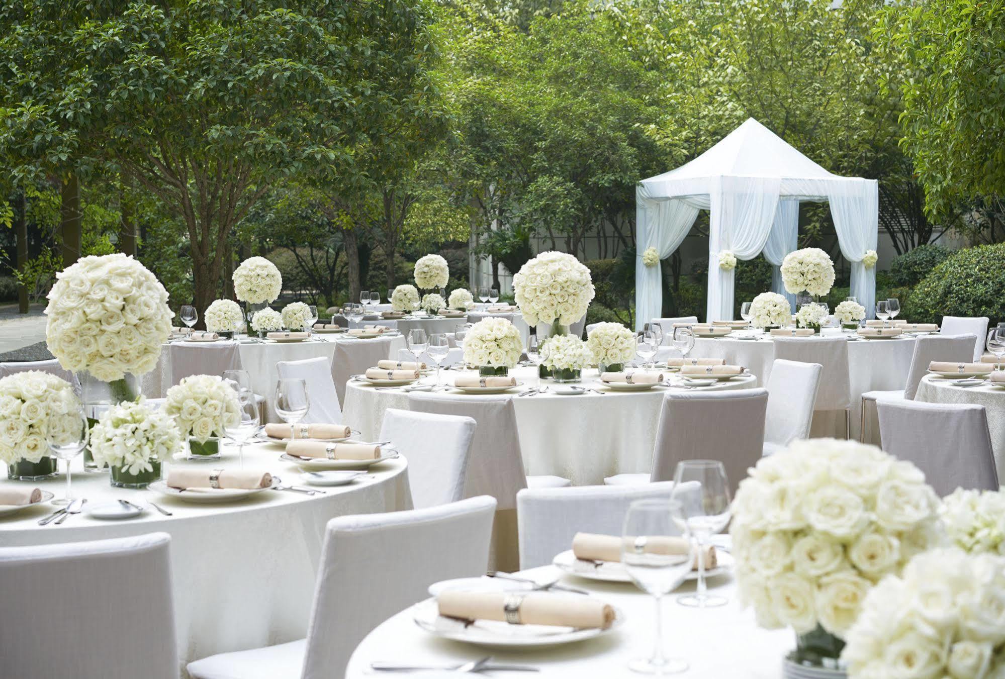 New World Wuhan Hotel Bagian luar foto